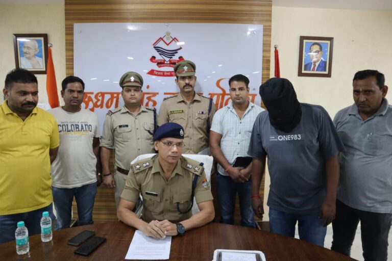 उधमसिंहनगर पुलिस द्वारा थाना गदरपुर क्षेत्र में वन विभाग की टीम पर हमले करने वाले शातिर बदमाश को एक अवैध तंमचा 315 बोर,02 जिदां कारतूस के साथ किया गिरफ्तार।