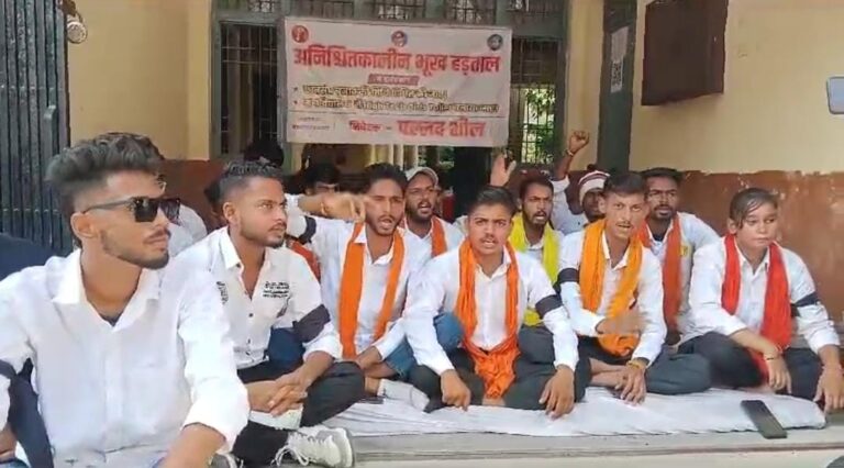 छात्रसंघ चुनाव कराने पर असमर्थता के सरकार के हाईकोर्ट में दिए गए जवाब के बाद छात्रों का गुस्सा फूटा पड़ा है। प्रदेश भर के विभिन्न महा विद्यालयों में छात्रों ने शुक्रवार को विरोध प्रदर्शन और हंगामा किया।