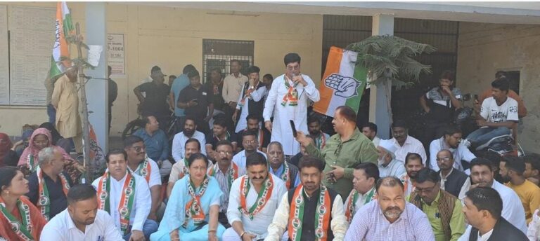 प्रीपेड मीटर लगाने के खिलाफ कांग्रेसियों ने पावर हाउस में काटा हंगामा