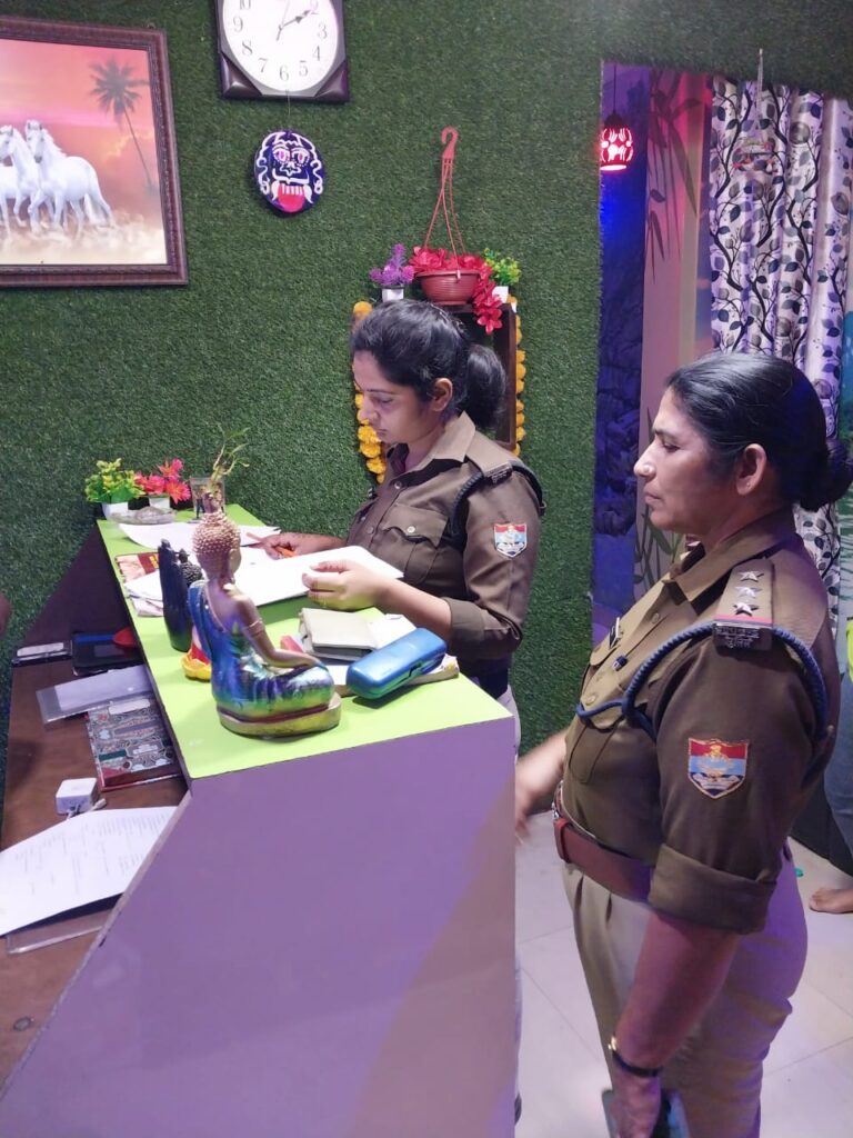 एंटी ह्यूमन ट्रैफिकिंग ने स्पा सेंटरो में की ताबड़तोड़ छापेमारी, हड़कंप  अनियमितता पाए जाने पर स्पा सेंटरो के कटे चालान