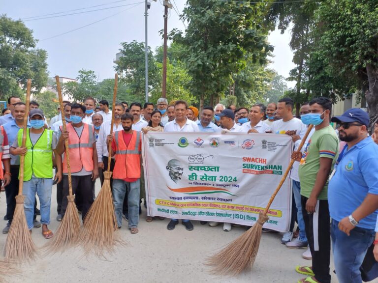 गांधी जयंती पर जिला जज के नेतृत्व में चला विशेष सफ़ाई अभियान ।