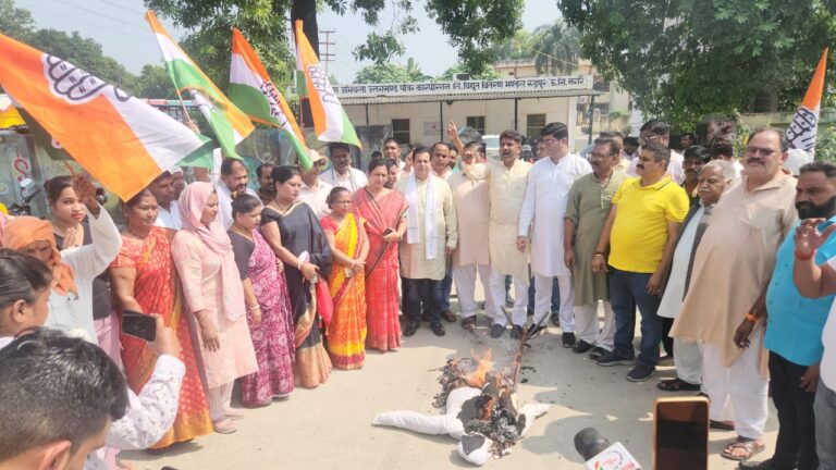 बिजली के प्रीपेड मीटर लगाने का विरोध, कांग्रेसियों ने सरकार का पुतला फूंका