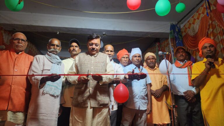 किच्छा:- पूर्व विधायक राजेश शुक्ला ने ग्राम राघवनगर में रामलीला कमेटी द्वारा आयोजित मर्यादा पुरुषोत्तम भगवान श्रीराम की लीला के प्रथम दिन का दीप प्रज्वलित कर एवं फीता काटकर शुभारंभ किया।