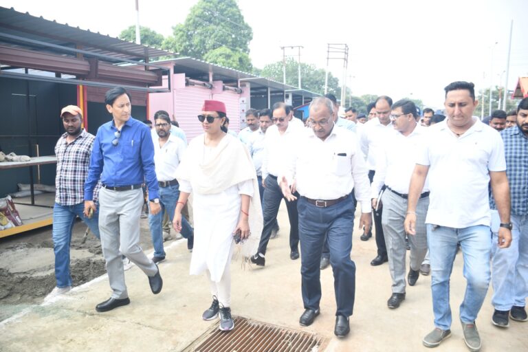 रुद्रपुर पहुंची मुख्य सचिव राधा रतूड़ी, किया वेंडिंग जोन व पूर्व ट्रांन्चिंग ग्राउंड का मौका मुआना