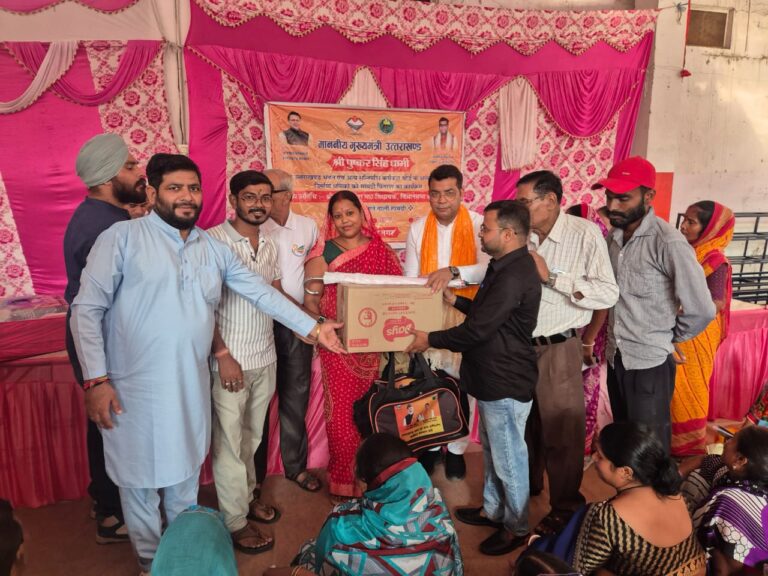 विधायक शिव अरोरा ने आदर्श इंद्रा बंगाली कालोनी में पजीकृत श्रम कार्ड धारको को टूल किट वितरित की