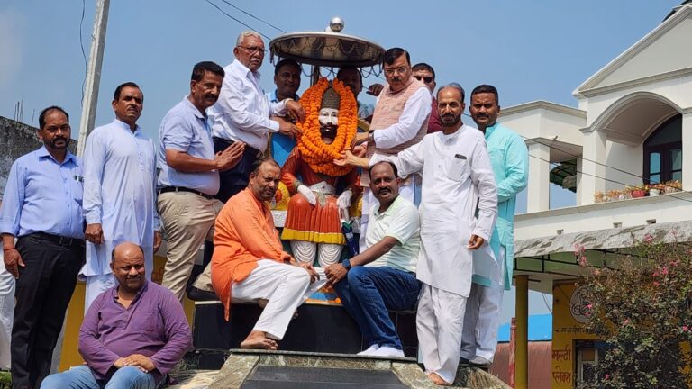 किच्छा: अग्रसेन जयंती के पावन अवसर पर आज अग्रवाल सभा के अध्यक्ष श्री ग्यारसी बंसल के साथ पूर्व विधायक श्री राजेश शुक्ला ने महाराजा अग्रसेन की प्रतिमा पर माल्यार्पण किया और उनके महान आदर्शों को नमन किया। इस अवसर पर आयोजित कार्यक्रम में समाज के विभिन्न वर्गों के लोग बड़ी संख्या में उपस्थित थे।