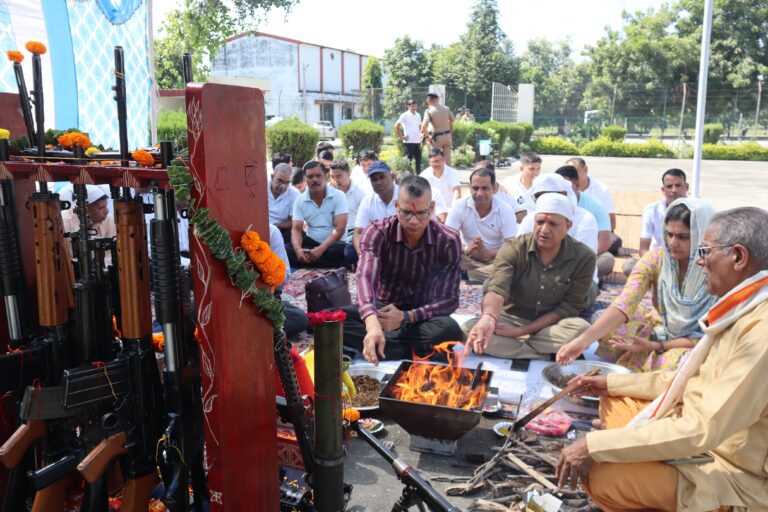 एसएसपी ऊधमसिंहनगर श्री मणिकांत मिश्रा  द्वारा पूर्ण विधि विधान के साथ किया गया शस्त्र पूजन 