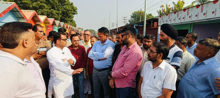 विधायक शिव अरोरा ने जारी करवाया वेंडिग जॉन मे आवंटन प्रकिया शुरू करने का आदेश विधायक बोले दीपावली से पहले व्यापारियों को मिलेगी वेंडिग जॉन मे दुकानों की चाबी