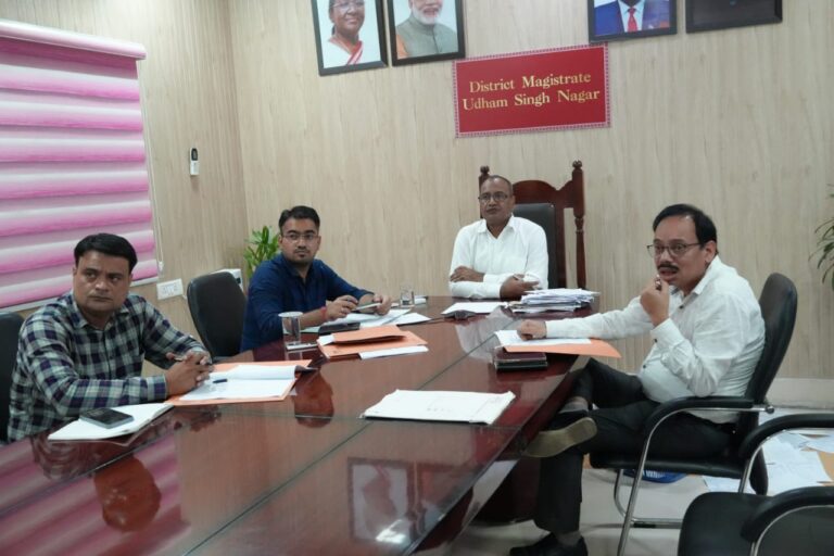 वी सी के माध्यम से सीएस ने डीएम के साथ की बैठक,भूमि क्रय करने की अनुमति के उल्घंन करने वाले लोगों के विरूद्ध आवश्यक कार्यवाही करने निर्देश