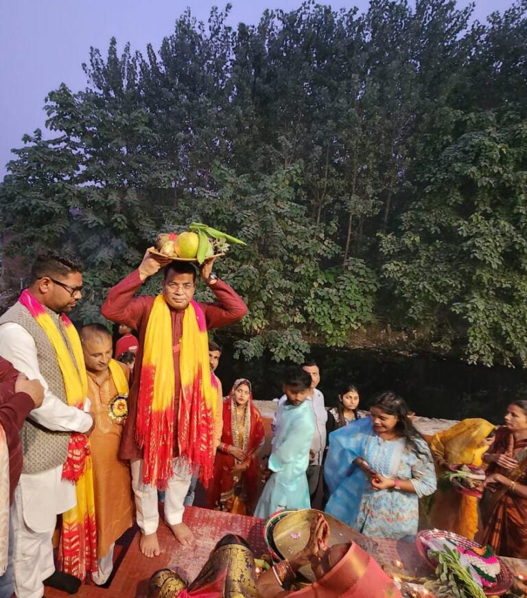 छठ पर्व पर विधायक शिव अरोरा ने जगह जगह घाटों का भ्रमण कर छठ महापर्व की माता बहनो को दी शुभकामनायें विधायक बोले भगवान सूर्य की कृपा सभी पर बनी रहे