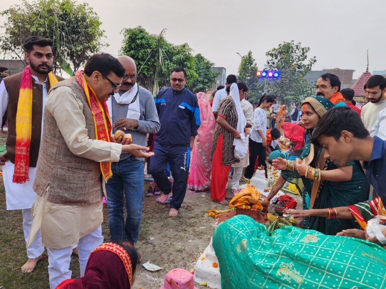 पूर्व विधायक राजेश शुक्ला ने छठ पूजा के पावन पर्व पर व्रती माताओं-बहनों को दी शुभकामनाएं, व्रती महिलाओं ने अर्घ्य देकर पूर्ण किया व्रत