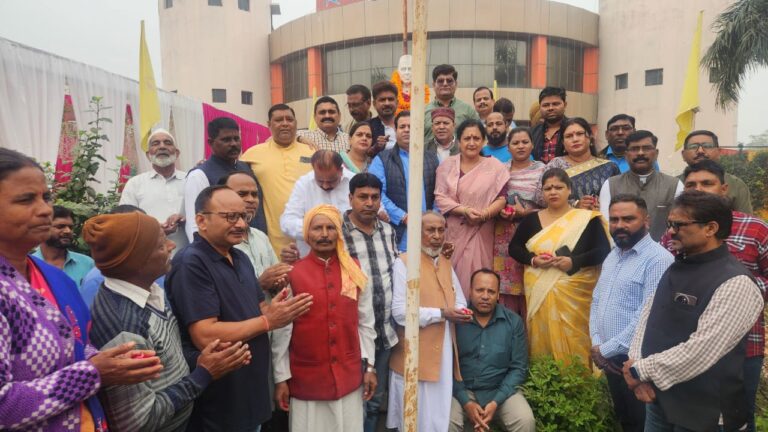 रुद्रपुर। देश के प्रथम प्रधानमंत्री पंडित जवाहर लाल नेहरू की जयंती महानगर कांग्रेस कमेटी ने सिटी क्लब में धूमधाम से मनाई। इस अवसर पर महानगर कांग्रेस अध्यक्ष सीपी शर्मा के नेतृत्व में कांग्रेसियों ने पंडित नेहरू की मूर्ति पर माल्यार्पण करते हुए उनके आदर्शों पर चलने का संकल्प लिया।