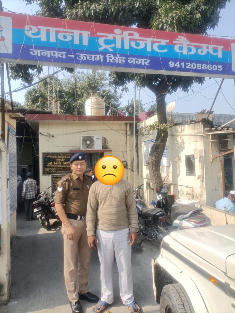 थाना ट्राजिट कैम्प  वरिष्ठ पुलिस अधीक्षक  द्वारा मा0 न्यायालय से जारी किये गये गैर जमानतीय वारण्ट के विरुद्ध कार्यवाही के निर्देशानुसार 