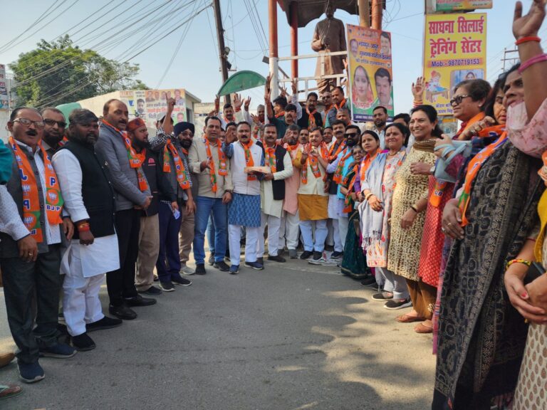 भारतीय जनता पार्टी की ऐतिहासिक जीत पर किच्छा में कार्यकर्ताओं ने पूर्व विधायक राजेश शुक्ला के साथ मिष्ठान वितरित कर मनाई खुशी