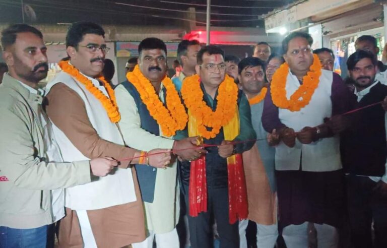 विधायक शिव अरोरा ने फाजलपुर मेहरौला के तराई बिहार में सीसी मार्ग के निर्माण कार्य की फीता काटकर की शुरुआत विधायक बोले रुद्रपुर में कोई क्षेत्र नहीं रहेगा विकास से अछूता