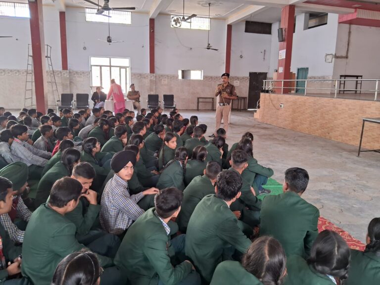 ऊधम सिंह नगर पुलिस द्वारा स्कूली बच्चों को साइबर अपराधों के प्रति किया गया जागरूक।