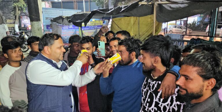 डॉल्फिन मजदूरों का आमरण अनशन और धरना   भाजपा प्रदेश मंत्री विकास शर्मा जी द्वारा मिडिया के समक्ष अनशन कारी महिलाओं सहित सभी मजदूरों की चरणबद्ध रूप में कार्यबहाली कराने को दिए गए आश्वासन के बाद समाप्त कर दिया गया।