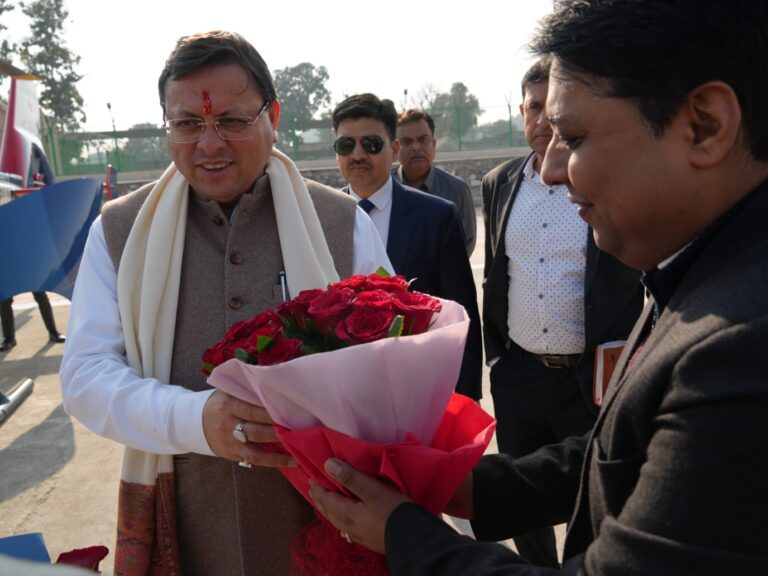 मुख्यमंत्री  पुष्कर सिंह धामी के कैम्प कार्यालय लोहिया हेड खटीमा पहुँचने पर ढोल बजाकर व फूल मालाओं के साथ भव्य स्वागत किया गया।