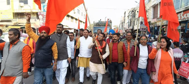  हिन्दू परिषद व बजरंग दल द्वारा निकाली गई विशाल शौर्य यात्रा में शामिल हुऐ विधायक शिव अरोरा भगवा झंडे लिविश्वये बड़ी संख्या में हिंदूवादी लोग हुऐ शामिल