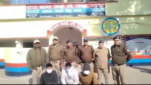 पुलिस ने चोरी किए गए फ्लेक्सी रोलो के साथ तीन लोगों को किया गिरफ्तार