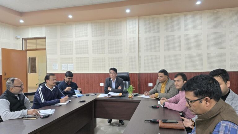 नागर निकाय निर्वाचन-2024 को शान्तिपूर्ण, निर्वाध सम्पन्न कराने के लिए रिटर्निंग ऑफिसर नगर निगम रूद्रपुर त्रिलोक सिंह मर्तोलिया व मनीष बिष्ट ने जिला आपदा प्रबंधन सभागार में राजनैतिक पार्टी के पदाधिकारियों के साथ बैठक की