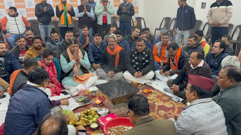हवन यज्ञ के साथ मेयर प्रत्याशी विकास शर्मा के चुनाव कार्यालय का उदघाटन संतों, महंतों और वरिष्ठ नेताओं नेताओं ने विकास शर्मा को दिया आशीर्वाद