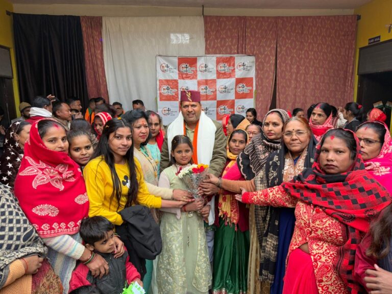 मेयर प्रत्याशी बनने पर विकास शर्मा का जोरदार स्वागत  रूद्रपुर। भाजपा मेयर प्रत्याशी बनाये जाने पर विकास शर्मा का कई वार्डों में जोरदार अभिनंदन किया गया