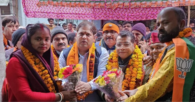 रूद्रपुर। जनसंपर्क अभियान के दौरान भाजपा मेयर प्रत्याशी विकास शर्मा ने ट्रेनिंग सेंटर में गौ रक्षा दल द्वारा आयोजित गौ पूजन कार्यक्रम में प्रतिभाग कर गौ पूजन किया