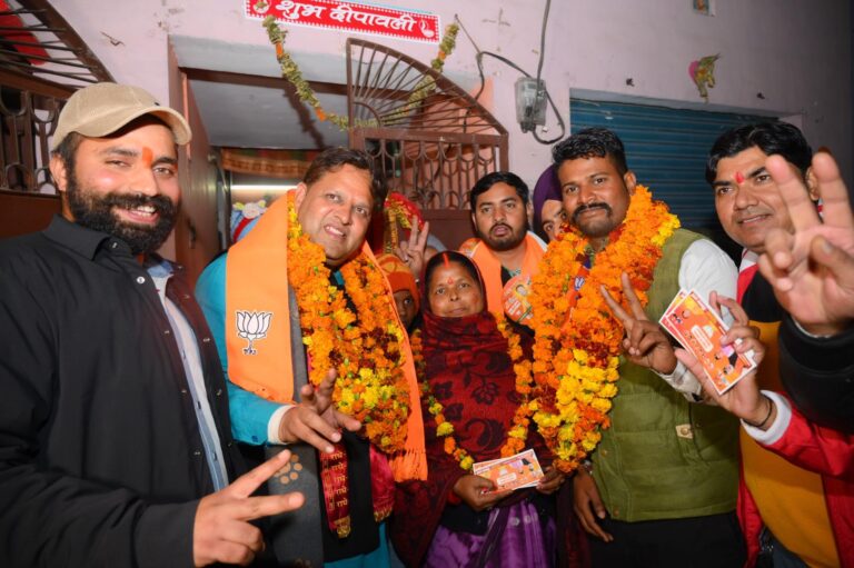 रुद्रपुर। भाजपा मेयर प्रत्याशी विकास शर्मा ने कहा कि सड़क, सफाई और जगमग शहर उनकी पहली प्राथमिकता होगी। उन्हें काम करने का मौका मिला तो रुद्रपुर शहर की तस्वीर बदल जाएगी।