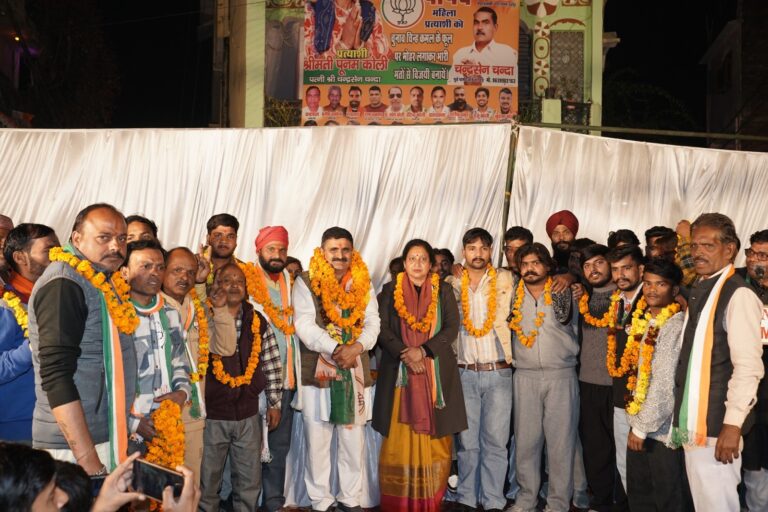 जो मंदिर के नाम पर जमीन कब्जाते हैं, सोचो वो मेयर बन गये तो क्या करेंगेः मोहन खेड़ा  कांग्रेस मेयर प्रत्याशी ने भाजपा प्रत्याशी पर साधा निशाना  रम्पुरा में सैकड़ों लोगों ने थामा कांग्रेस का दामन