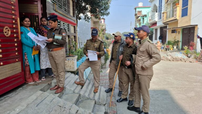 थाना ट्राजिट कैम्प  वरिष्ठ पुलिस अधीक्षक  द्वारा घरेलु किरायेदारे के सत्यापन करने निरदेशन मे बिना सत्यापन के अपने घरो मे बिना सत्यापन के रह रहे लोगो के विरूद्ध कार्यवाही