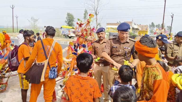 सुप्रसिद्ध कांवड़ मेला के अवसर पर एसएसपी मणिकांत मिश्रा पहुंचे कांवड़ियों के बीच