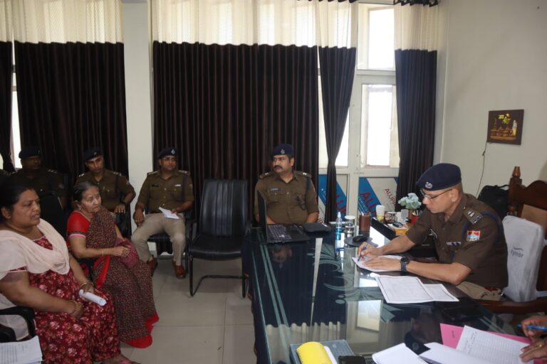 एसएसपी मणिकांत मिश्रा ने की काशीपुर में जनसुनवाई  फरियादियों की समस्याओं का किया समाधान।