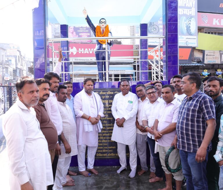 मेयर से वार्ता के बाद दलित समाज का धरना समाप्त – अंबेडकर प्रतिमा के पास लगवाये तीन सीसी कैमरे – अंबेडकर पार्क कल तक होगा खाली, पार्क में गेट लगाने के भी दिये निर्देश