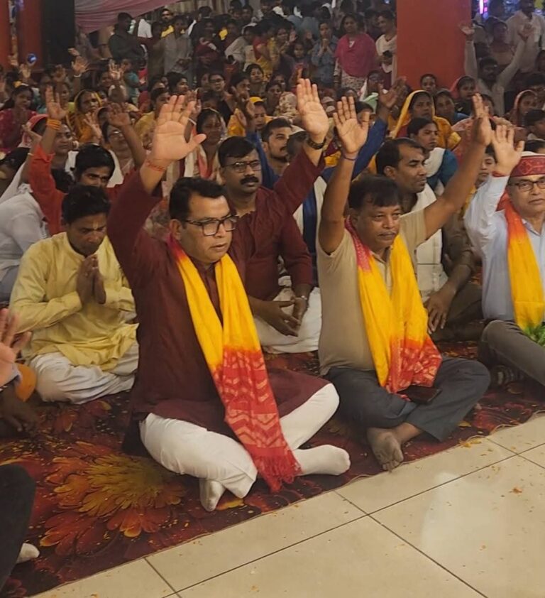 आदर्श इंद्रा बंगाली कॉलोनी मे चल रहे सकीर्तन मे शामिल हुऐ रुद्रपुर विधायक शिव अरोरा