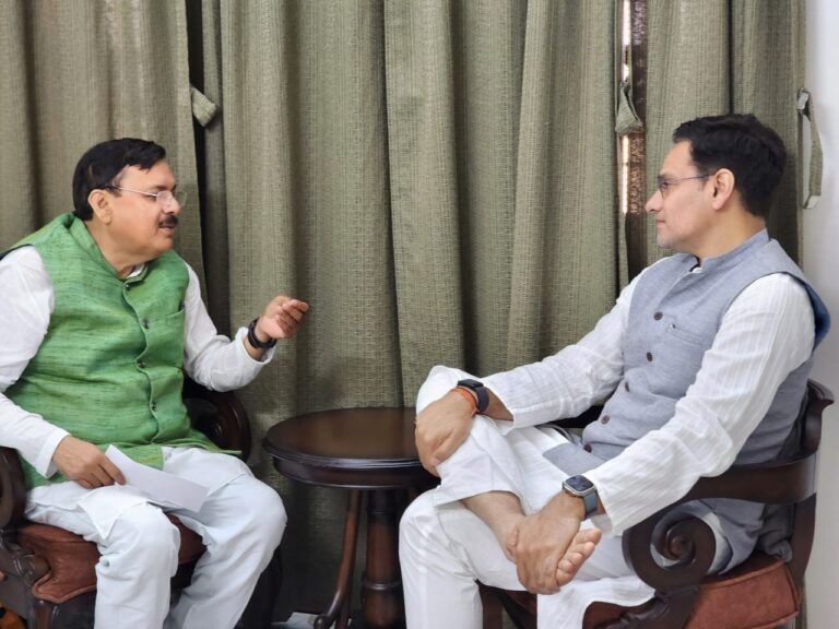 सितारगंज में पूर्व विधायक राजेश शुक्ला ने गन्ना मंत्री सौरभ बहुगुणा से की मुलाकात, गन्ना किसानों और चीनी मिल कर्मचारियों के मुद्दों पर हुई विस्तृत चर्चा