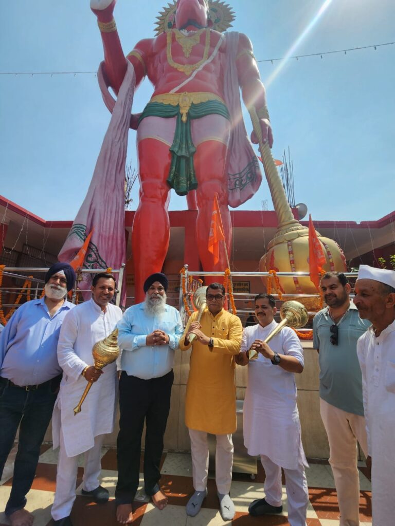 विधायक शिव अरोरा ने गांव चलो बस्ती चलो अभियान के निमित्त बूथ न. 128 पर किया प्रवास! चौपाल लगाकर लोगों की सुनी समस्या व मंदिर मे चलाया स्वछता अभियान