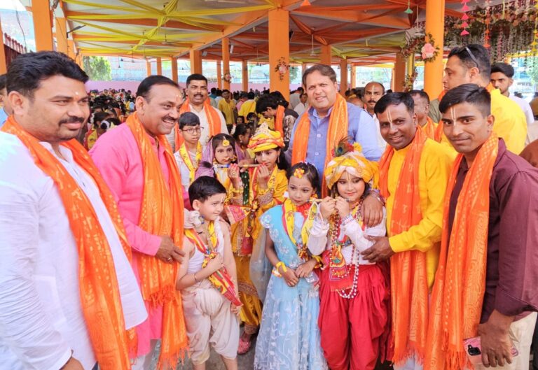 रुद्रपुर। सार्वजनिक श्री श्री अखंड महानम संकीर्तन समिति की ओर से श्री श्री राधा गोविंद मंदिर ट्रांजिट कैंप में आयोजित किया जा रहे