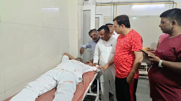 भाजपा नेता रामाधारी गंगवार पर नशे में धुत्त सिक्योरिटी गार्ड ने किया हमला, सूचना पर पहुंचे पुलिस कर्मचारी पर भी हुआ हमलावर, भाजपा नेता सुशील गाबा पहुंचे मौके पर