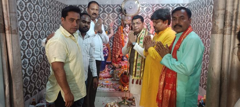 विधायक शिव अरोरा ट्रांजिस्ट कैम्प गोविन्द मंदिर मे चल रहे सकीर्तन मे हुऐ शामिल