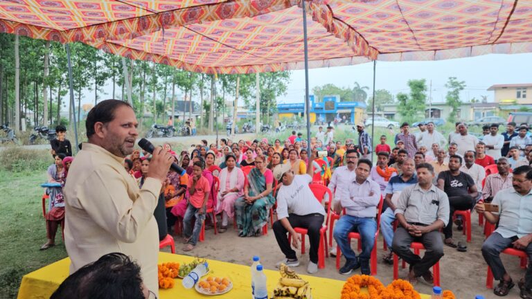 फर्जी तरीके से किये गये आवास आवंटन होंगे निरस्तः महापौर – महापौर ने ग्रामीणों की सभा में किया ऐलान – गरीबों का हक छीनने की कोशिश बर्दाश्त नहीं होगी