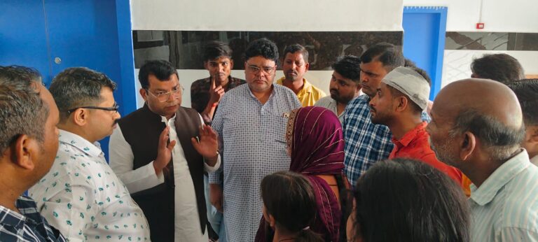 भाजपा अनुसूचित मोर्चे के मंडल अध्यक्ष पर अराजक तत्वों द्वारा हुऐ हमले के बाद विधायक शिव अरोरा ने गौतम हॉस्पिटल पहुंचकर हाल चाल जाना! विधायक ने पुलिस अधिकारियो को दोषियों के खिलाफ कठोर कार्यवाही करने के दिये निर्देश