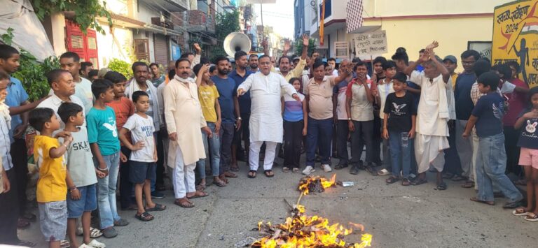 आदर्श इंदिरा बंगाली कॉलोनी में ममता बनर्जी की शवयात्रा निकाल कर किया पुतला