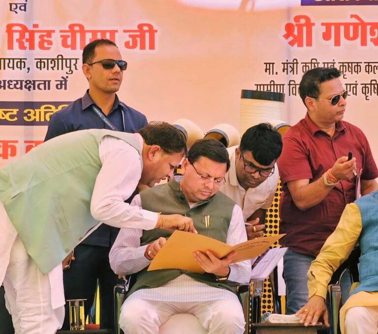 रूद्रपुर। मुख्यमंत्री पुष्कर सिंह धामी के काशीपुर आगमन के दौरान रूद्रपुर के महापौर विकास शर्मा ने नजूल भूमि पर मालिकाना हक की समस्याओं को लेकर उन्हें ज्ञापन सौंपा