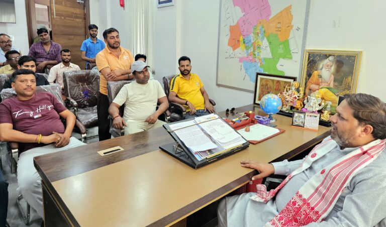 महापौर से की खाली पड़ी भूमि पर पार्क बनाने की मांग सुभाष कालोनी के लोगों ने सौंपा ज्ञापन