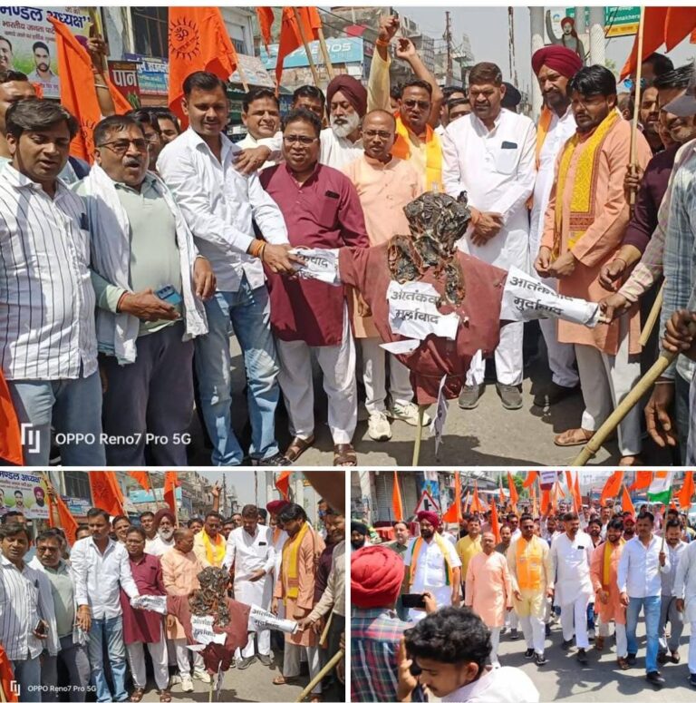 दर्जा कैबिनेट मंत्री व पूर्व सांसद बलराज पासी बोले आतंकी_हमला_कायरतापूर्ण_अक्षम्य_और_घोर_निंदनीय पाकिस्तान व आतंकवाद के विरूध्द जोरदार प्रदर्शन कर फूंका पुतला