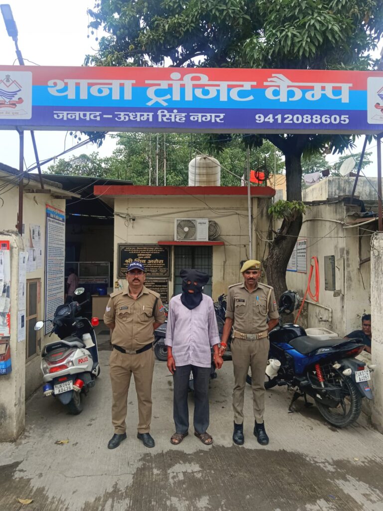 थाना ट्राजिट कैम्प  वरिष्ठ पुलिस अधीक्षक  द्वारा वारण्टीयो के विरूद्ध कार्यवाही के निर्देशानुसार   पुलिस अधीक्षक नगर/ पुलिस अधीक्षक अपराध एवं कानून व्यवस्था/ क्षेत्राधिकारी रुद्रपुर  के दिशा-निर्देशन