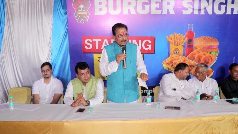 प्रकाशनार्थ बर्गर सिंह एवं अमूल आइसक्रीम पार्लर का हुआ भव्य उद्घाटन। उद्यमिता सपनों को हकीकत में बदलने का मार्ग है- अजय भट्ट।