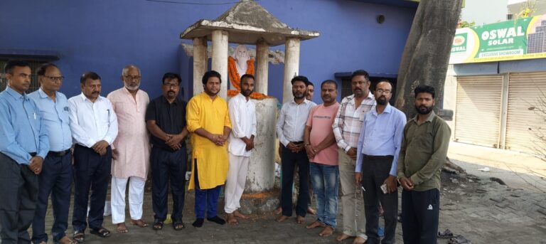रुद्रपुर रोडवेज श्री रविंद्र नाथ टैगोर जी पर में श्री रविंद्र नाथ टैगोर की मूर्ति की स्थापना की समाजसेवी सुब्रत कुमार विश्वास ने