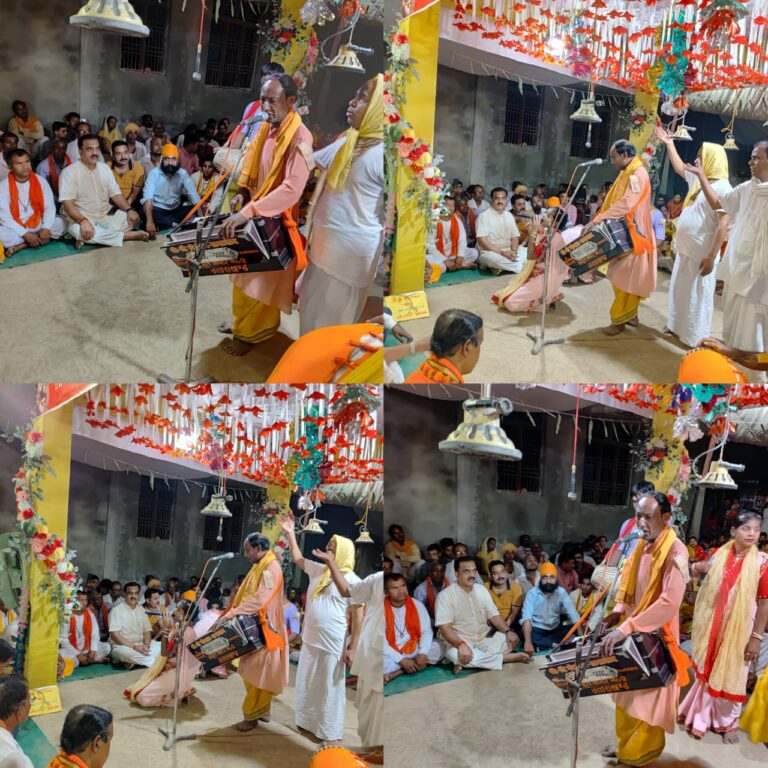 रूद्रपुर। पूर्व विधायक राजकुमार ठुकराल ने ग्राम दुर्गापुर नंबर एक में आयोजित श्री अखण्ड महानाम संकीर्तन में पहुंचकर कीर्तन सुना और क्षेत्रवासियों की सुख समृद्धि के लिए कामना की